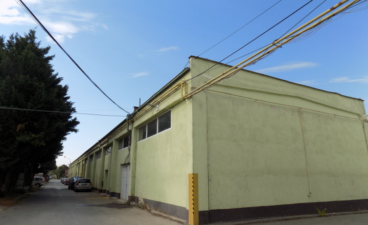 NA PREDAJ: Kompletne prenajatý priemyselný areál (3 857 m²) – Nové Zámky - fotografia 1