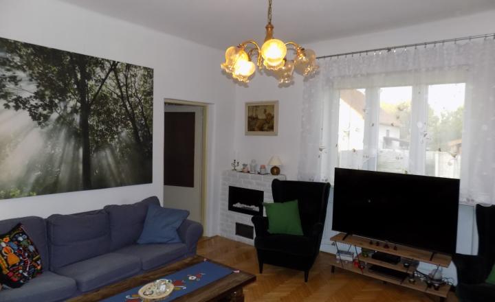 Tehlový dom s obytným podkrovím v Zemianskej Olči s peknou záhradou - fotografia 9