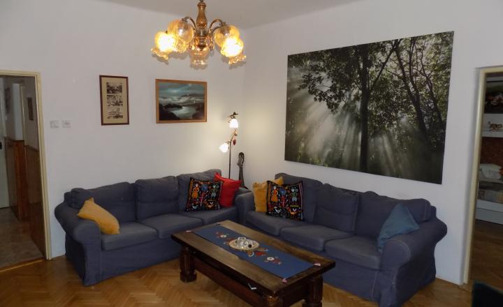 Tehlový dom s obytným podkrovím v Zemianskej Olči s peknou záhradou - fotografia 10