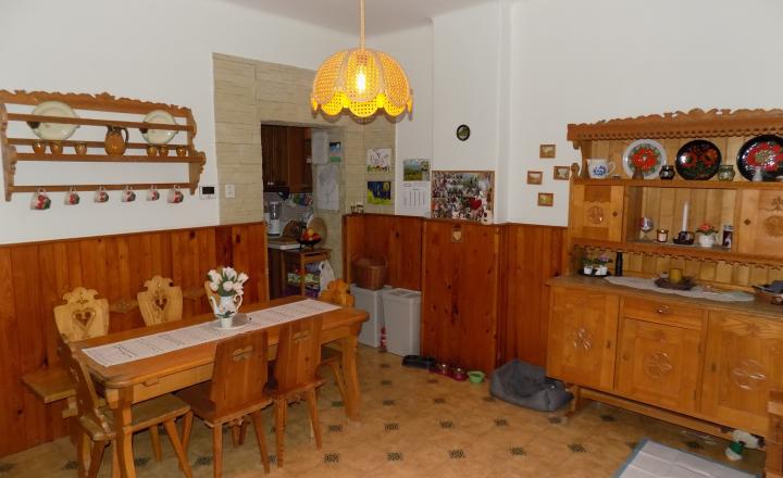 Tehlový dom s obytným podkrovím v Zemianskej Olči s peknou záhradou - fotografia 11