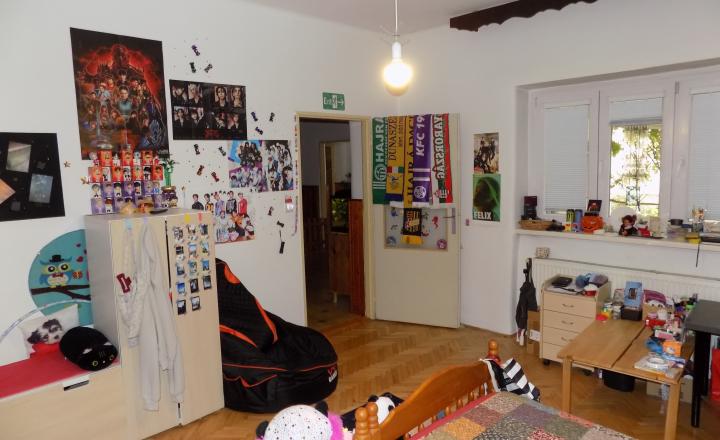 Tehlový dom s obytným podkrovím v Zemianskej Olči s peknou záhradou - fotografia 14