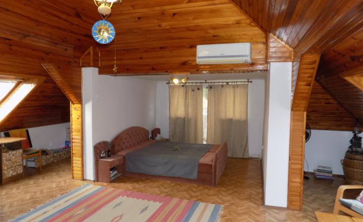 Tehlový dom s obytným podkrovím v Zemianskej Olči s peknou záhradou - fotografia 15