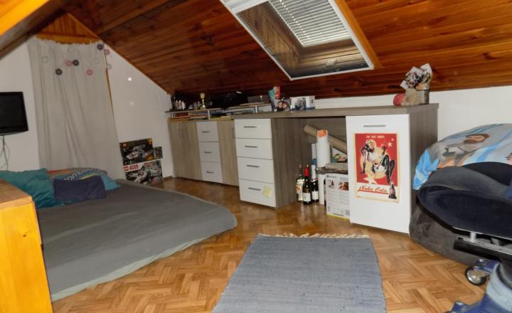 Tehlový dom s obytným podkrovím v Zemianskej Olči s peknou záhradou - fotografia 17