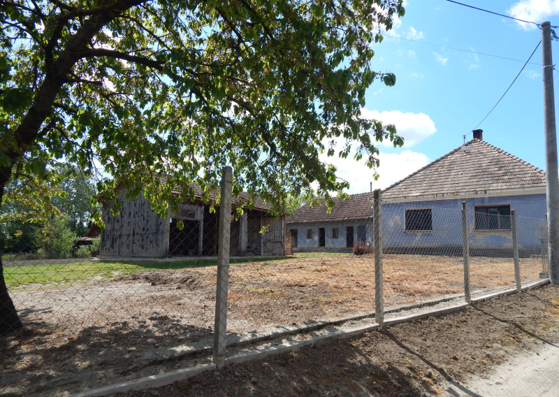 Na predaj vidiecka usadlosť so starším domom, hospodárskymi budovami a pozemkom 2104 m2  v obci  Martovce.