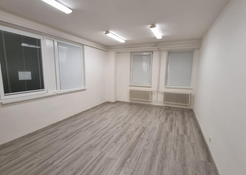Na prenájom kancelária 28 m2  s parkovaním v centre N. Zámkov.